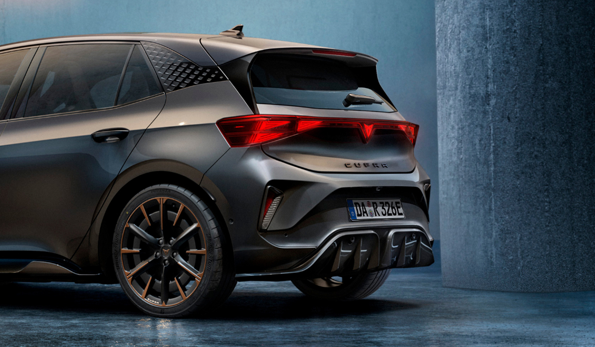 CUPRA Born von hinten an einer Ladesäule bei Sonnenuntergang